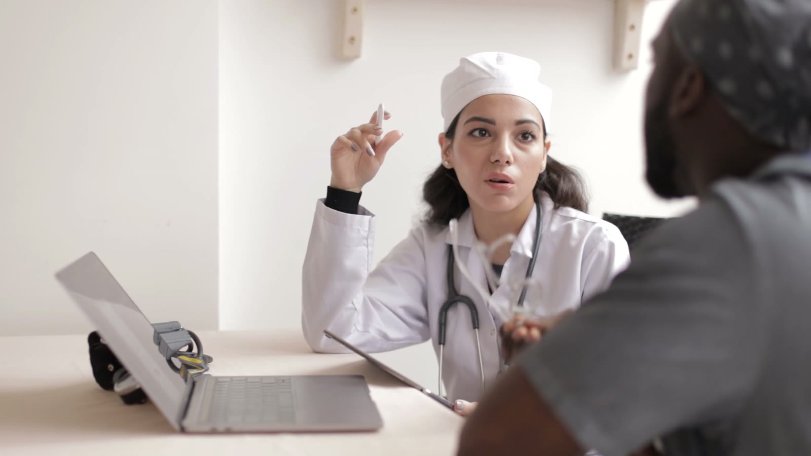 Une médecin explique un point à un collègue